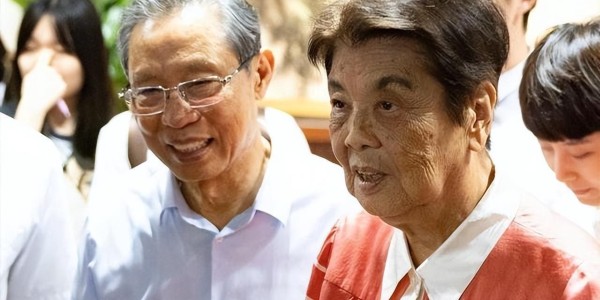 幸运10预测-钟南山做梦没想到，自己89岁高龄的妻子，如今再次为他“争光”